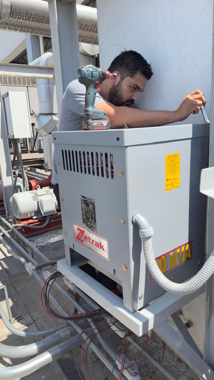 Construcción eléctrica en azotea técnica INCOELEMEC realizando construcción eléctrica en equipo instalado sobre azotea técnica industrial.