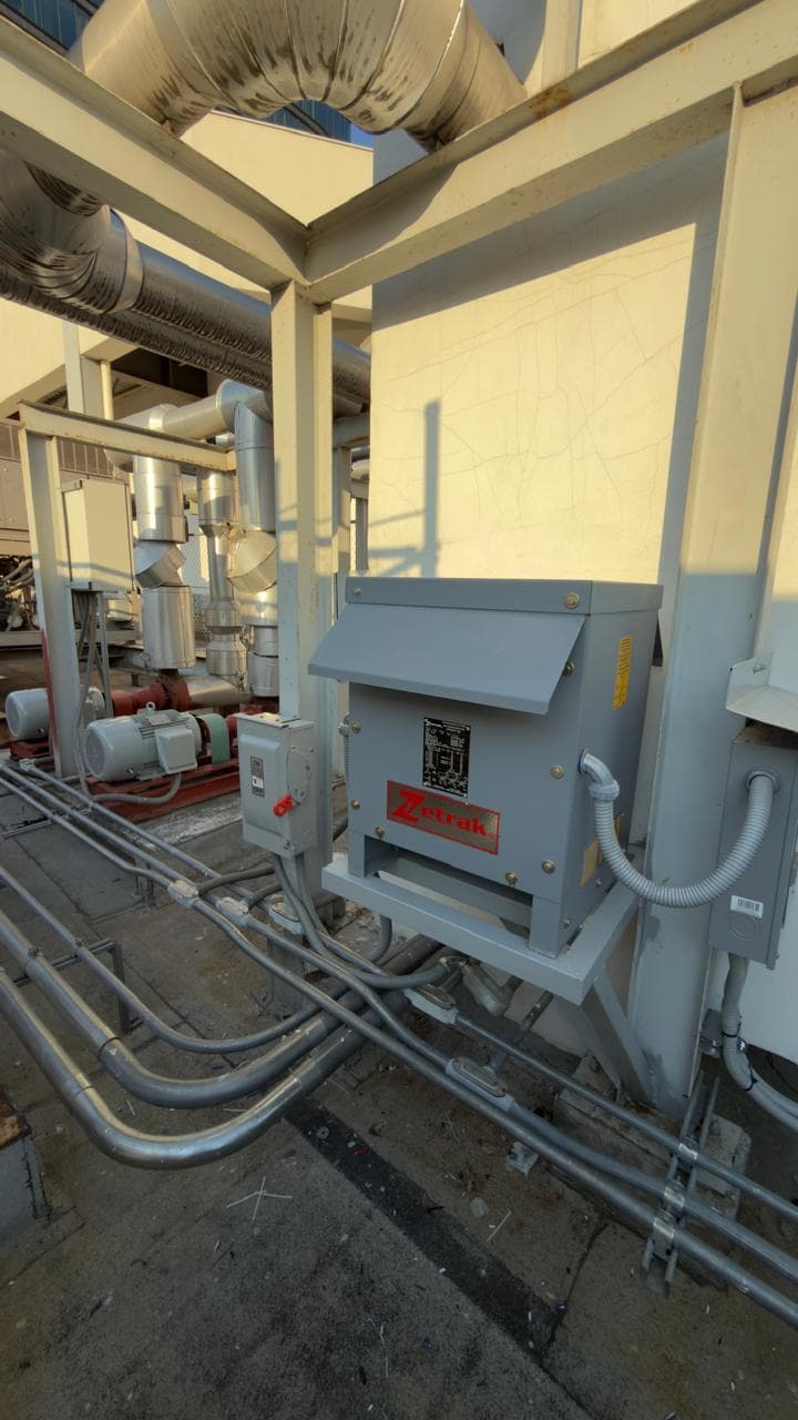 Construcción eléctrica con canalización y transformador INCOELEMEC ejecutando construcción eléctrica con canalización, transformador y trayectorias en sitio industrial.