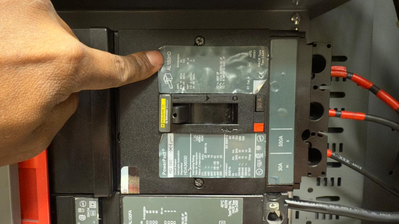 Mantenimiento eléctrico en interruptor de tablero INCOELEMEC realizando mantenimiento eléctrico y verificación de interruptor en tablero de baja tensión.