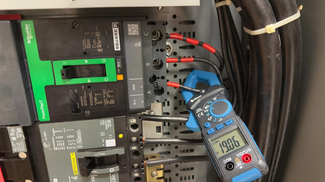 Mantenimiento eléctrico con medición de amperímetro INCOELEMEC realizando mantenimiento eléctrico y medición de parámetros con amperímetro de gancho en tablero.