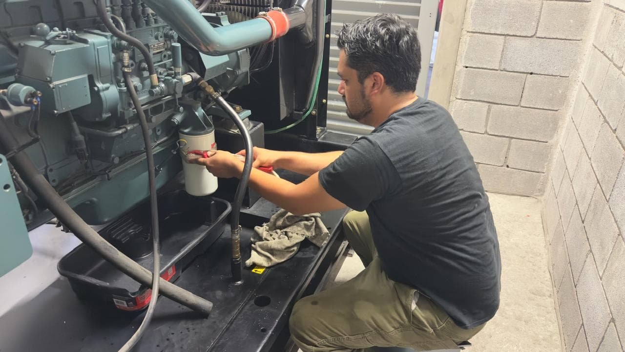 Planta de emergencia con cambio de filtro INCOELEMEC realizando mantenimiento y cambio de filtro en planta de emergencia industrial.