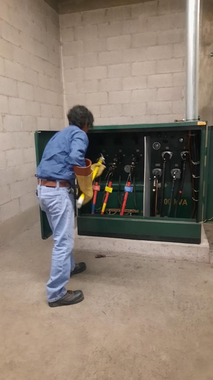 Planta de emergencia con transferencia eléctrica INCOELEMEC revisando transferencia eléctrica asociada a planta de emergencia.